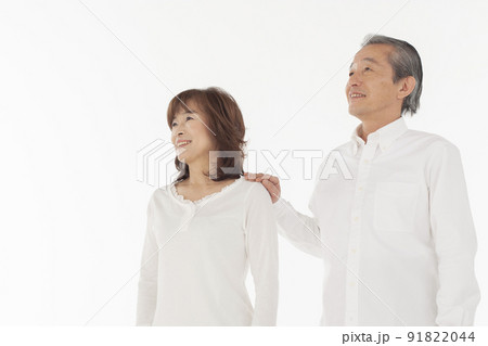 寄り添うシニア夫婦 91822044