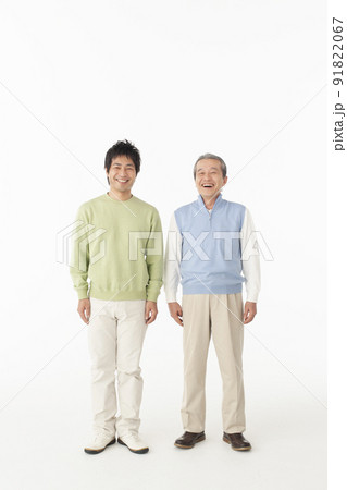 笑顔のシニア男性と息子のポートレート 91822067