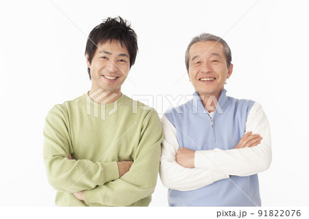 笑顔のシニア男性と息子のポートレート 91822076