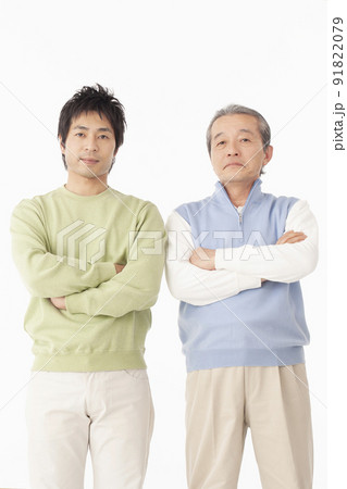 笑顔のシニア男性と息子のポートレート 91822079
