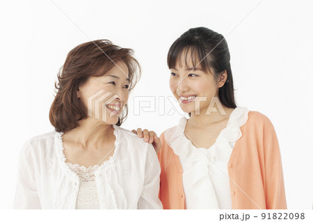笑顔のシニア女性と娘のポートレート 91822098