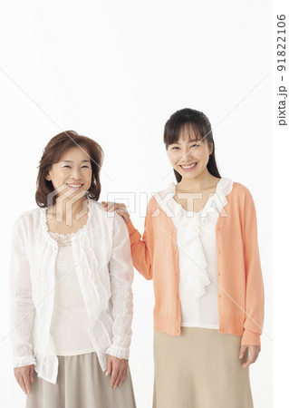 笑顔のシニア女性と娘のポートレート 91822106