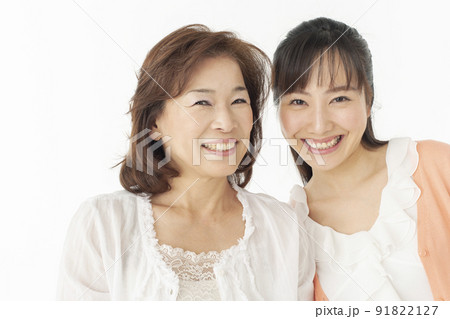 笑顔のシニア女性と娘のポートレート 91822127