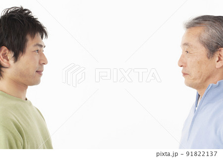 見つめ合うシニア男性と息子 91822137