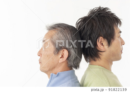 背中合わせで立つシニア男性と息子 91822139