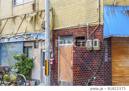 風化して傷んだレトロな建物　【大阪府大阪市西区千代崎1丁目】 91822375