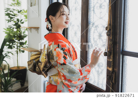赤い振袖の女性 91822671