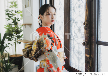 赤い振袖の女性 91822672