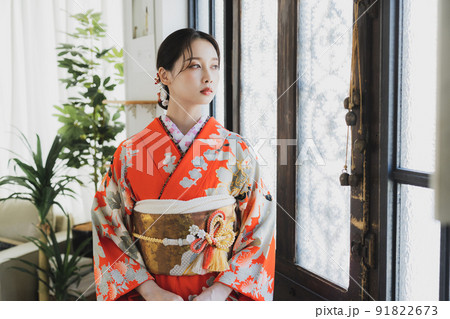 赤い振袖の女性 91822673