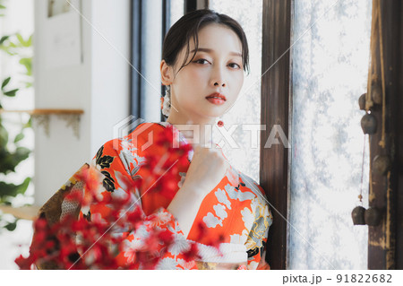 赤い振袖の女性 91822682