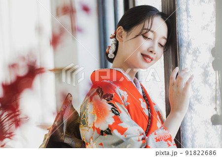 赤い振袖の女性 91822686