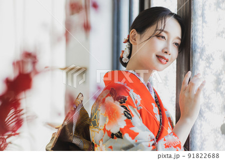 赤い振袖の女性 91822688