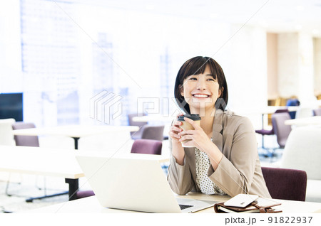 ビジネス 女性 オフィス ノートパソコン 笑顔 ビジネス 女性 オフィス ノートパソコン 笑顔 91822937