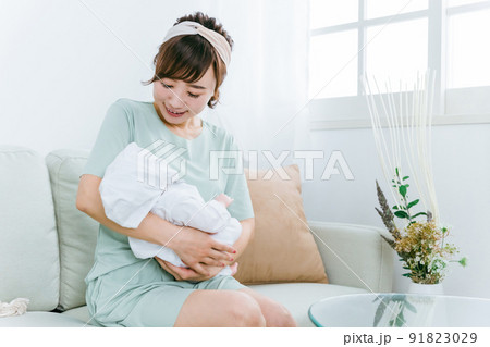 出産して赤ちゃんを抱っこする日本人女性(産休) 出産して赤ちゃんを抱っこする日本人女性(産休) 91823029
