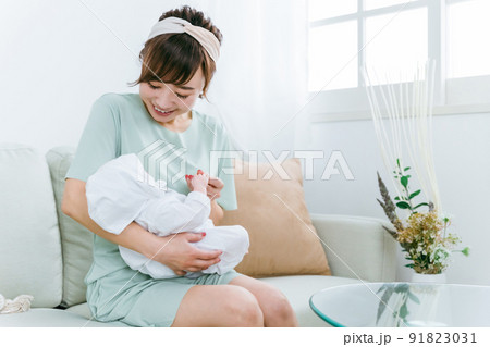 出産して赤ちゃんを抱っこする日本人女性(産休) 出産して赤ちゃんを抱っこする日本人女性(産休) 91823031