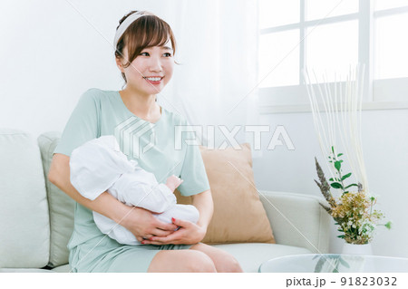 出産して赤ちゃんを抱っこする日本人女性(産休) 出産して赤ちゃんを抱っこする日本人女性(産休) 91823032