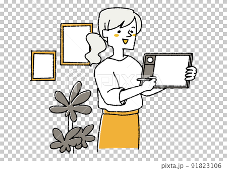 タブレットを見せながらプレゼンする女性　パソコンを使いクリエイティブな仕事をする人 91823106