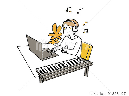 パソコンとキーボードで曲を作る男性　パソコンを使いクリエイティブな仕事をする人 91823107