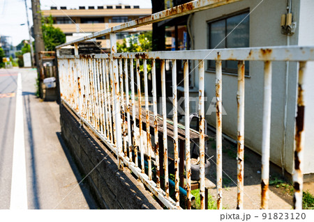 老朽化した柵の塗装と錆の塗装工事 91823120