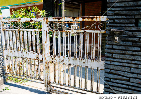 老朽化した門扉の塗装と錆の塗装工事 91823121