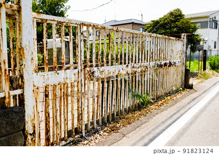 老朽化した門扉の塗装と錆の塗装工事 老朽化した門扉の塗装と錆の塗装工事 91823124