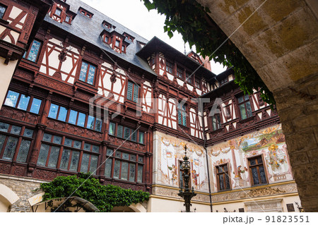ルーマニア シナイアの中庭からの見上げたペレス城 ルーマニア シナイアの中庭からの見上げたペレス城 91823551