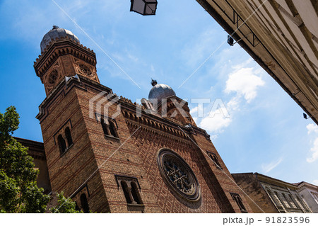 ルーマニア　トランシルヴァニア地方のティミショアラの旧市街にあるシナゴーグ 91823596