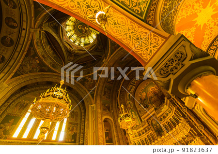 ルーマニア トランシルヴァニア地方のティミショアラの三成聖者大聖堂の聖堂内 ルーマニア トランシルヴァニア地方のティミショアラの三成聖者大聖堂の聖堂内 91823637