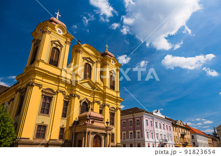 ルーマニア トランシルヴァニア地方のティミショアラの旧市街の統一広場に建つセントジョージ大聖堂 ルーマニア トランシルヴァニア地方のティミショアラの旧市街の統一広場に建つセントジョージ大聖堂 91823654