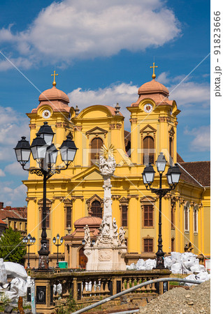 ルーマニア　ティミショアラの旧市街にある統一広場に建つセントジョージ大聖堂と聖三位一体の像 91823666