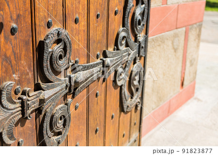 セルビア　ベオグラードの聖マルコ聖堂の扉 91823877