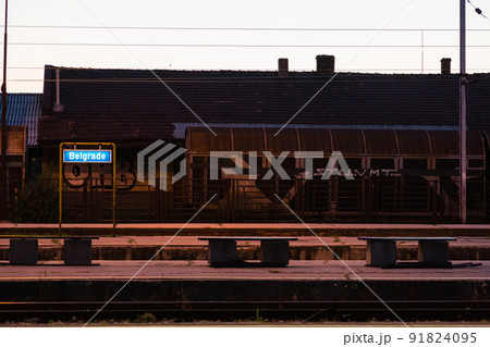セルビア ベオグラードの夕暮れ時の鉄道の駅 セルビア ベオグラードの夕暮れ時の鉄道の駅 91824095