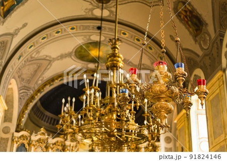 セルビア　ノヴィ・サドの聖ジョージ大聖堂の聖堂内のシャンデリア 91824146