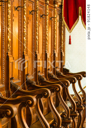 セルビア　ノヴィ・サドの聖ジョージ大聖堂の聖堂内の椅子 91824148