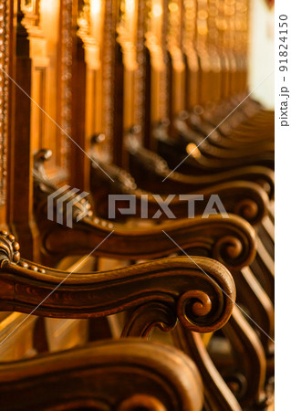 セルビア　ノヴィ・サドの聖ジョージ大聖堂の聖堂内の椅子 91824150