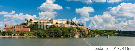 セルビア　ノヴィ・サドのドナウ川とペトロヴァラディン要塞 91824166