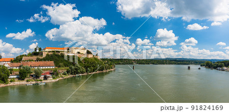 セルビア　ノヴィ・サドのヴァラディン橋から望むペトロヴァラディン要塞とドナウ川 91824169