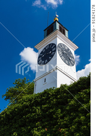 セルビア　ノヴィ・サドのペトロヴァラディン要塞にある時計塔 91824178
