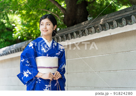 京都の街を歩く着物の女性 91824280
