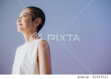 ベリーショートヘアの女性 ベリーショートヘアの女性 91824521