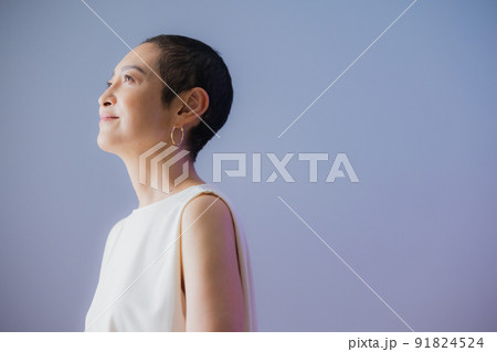 ベリーショートヘアの女性　 91824524