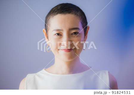 ベリーショートヘアの女性　 91824531