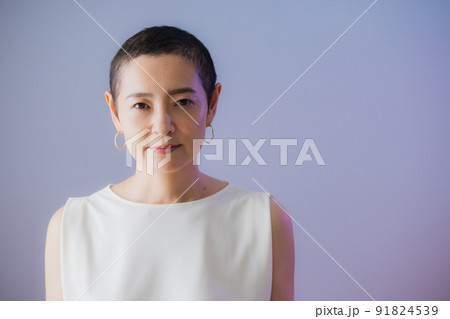 ベリーショートヘアの女性　 91824539