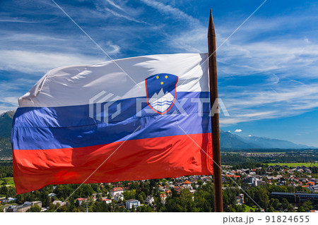 スロベニア　ブレッド城から望むブレッドの街並みと風でたなびくスロベニア国旗 91824655