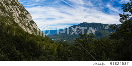 スロベニア　ボーヒニのサヴァイツア滝から見えるボーヒニ湖 91824687