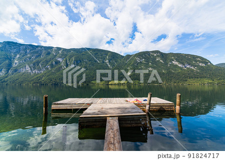 スロベニア　ボーヒニ湖と後ろに広がるジュリア・アルプス 91824717