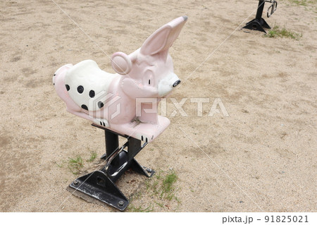 日本の公園の遊具 ウサギのロッキング遊具 横撮影 日本の公園の遊具 ウサギのロッキング遊具 横撮影 91825021