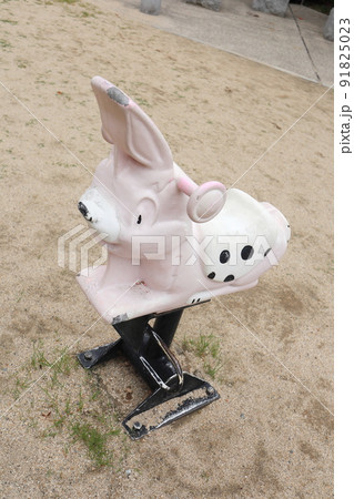 日本の公園の遊具　ウサギのロッキング遊具　縦撮影 91825023