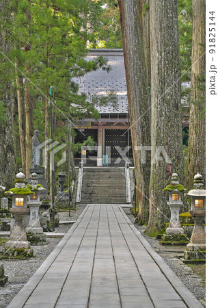 【高野山 奥の院 御廟橋】 和歌山県伊都郡高野町高野山 【高野山 奥の院 御廟橋】 和歌山県伊都郡高野町高野山 91825144