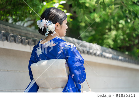 京都の街を歩く 着物の女性の後ろ姿 91825311